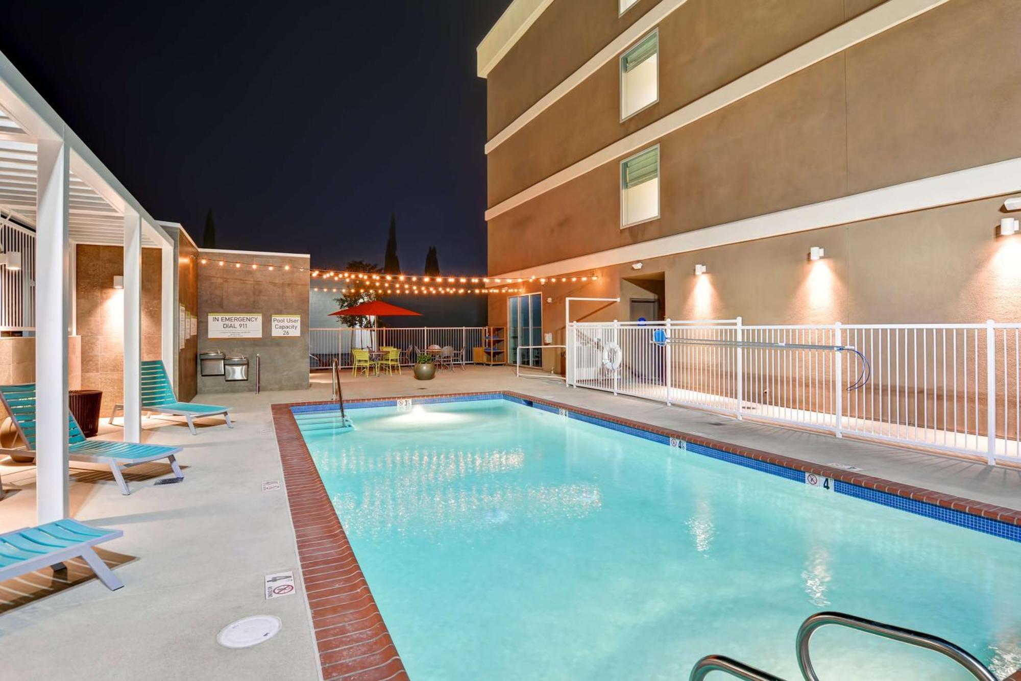 Home2 Suites Азюса Екстериор снимка
